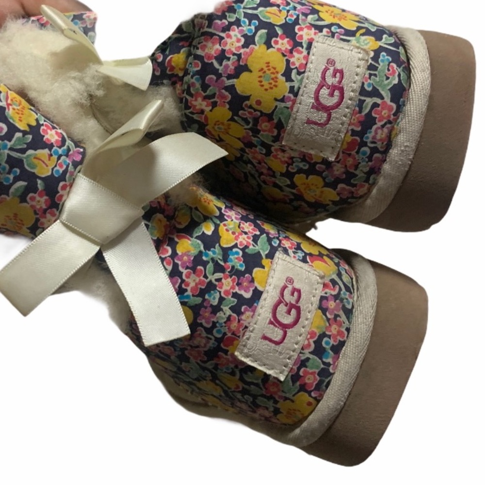 Authentic Ugg boot (1 bow on the back)